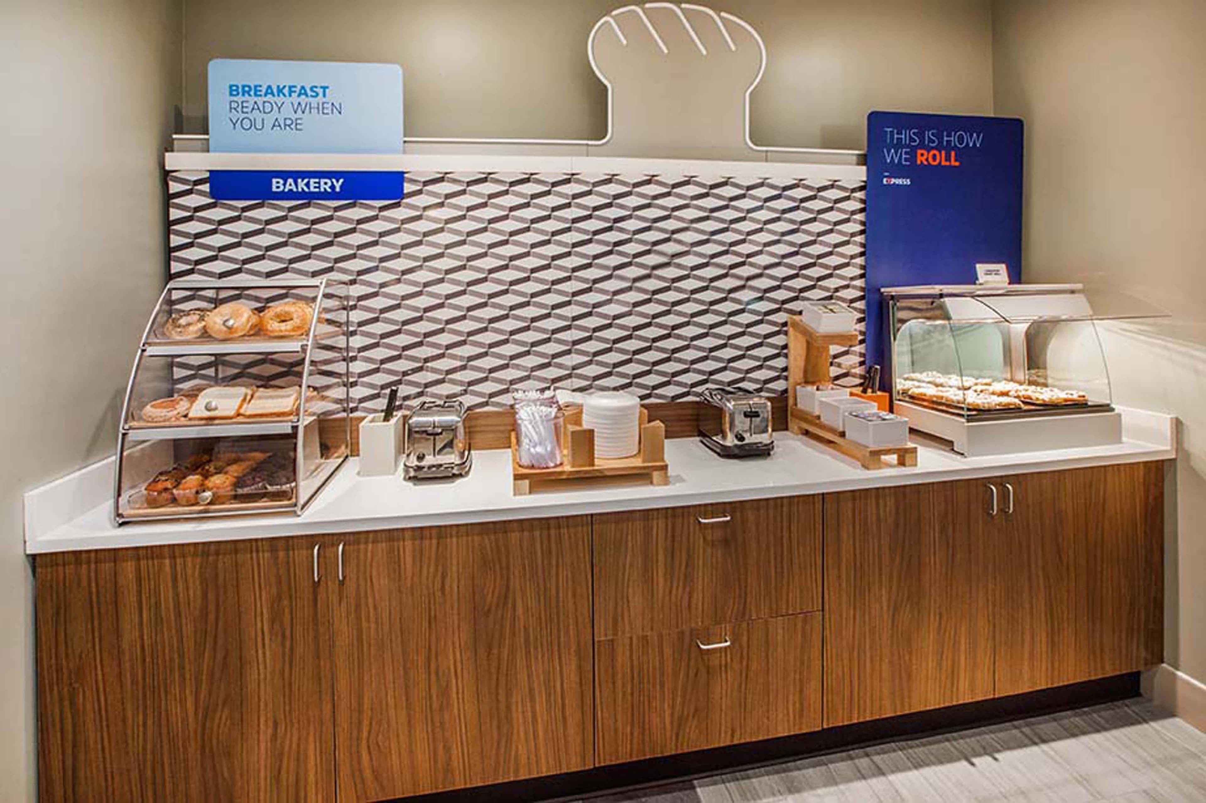 Holiday Inn Express & Suites Indianapolis - East By Ihg Екстериор снимка