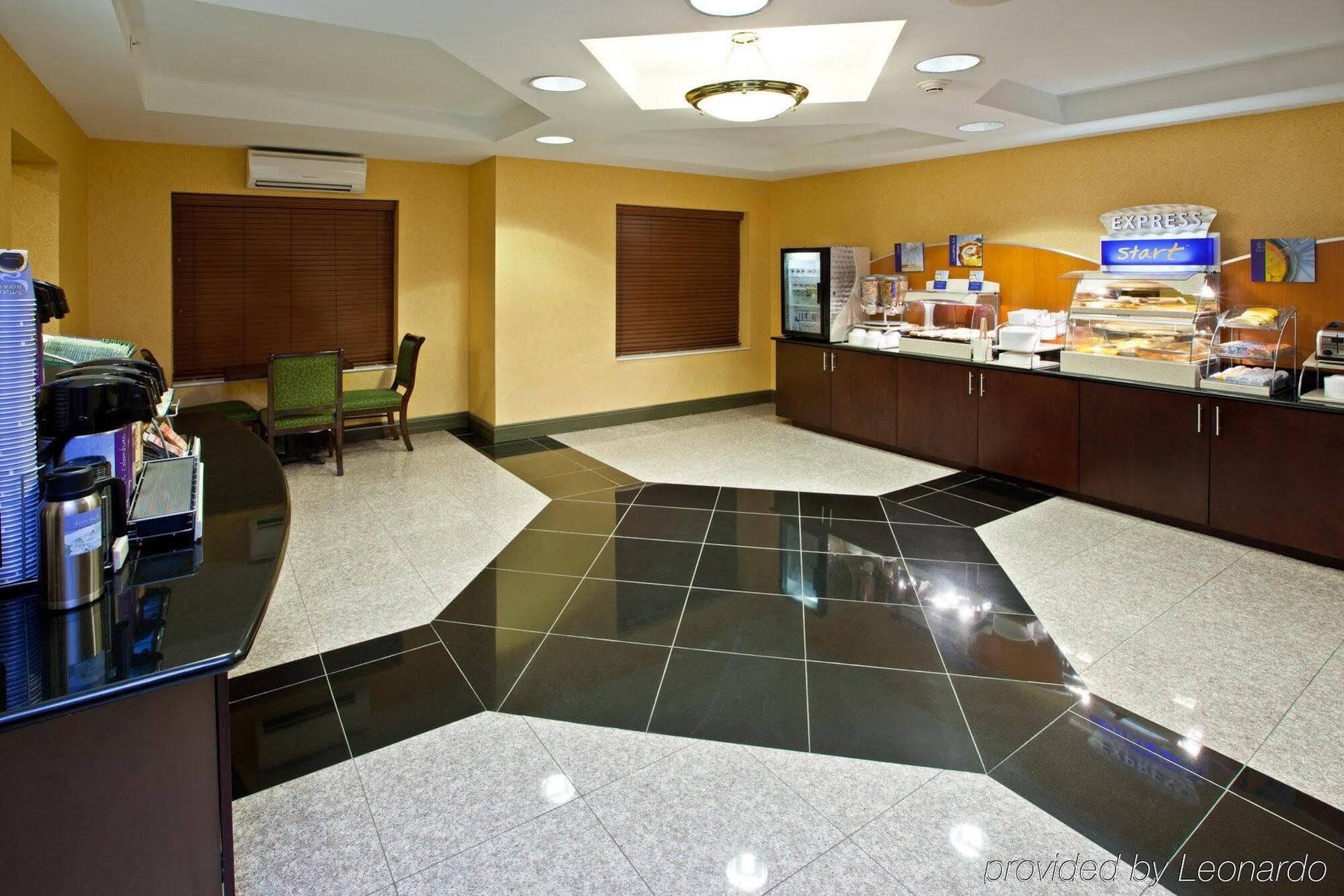 Holiday Inn Express & Suites Indianapolis - East By Ihg Екстериор снимка